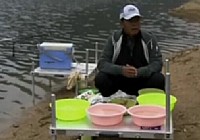 《化绍新钓鱼视频》如何配制鱼饵