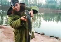 《垂钓对象鱼视频》 男子6.3米手竿野钓大草鱼