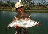 《垂钓对象鱼视频》 美女澳大利亚鱼场爆擒大鱼